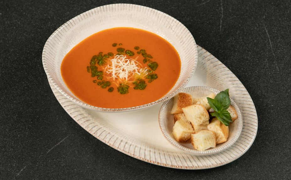 Томатный крем-суп с соусом песто